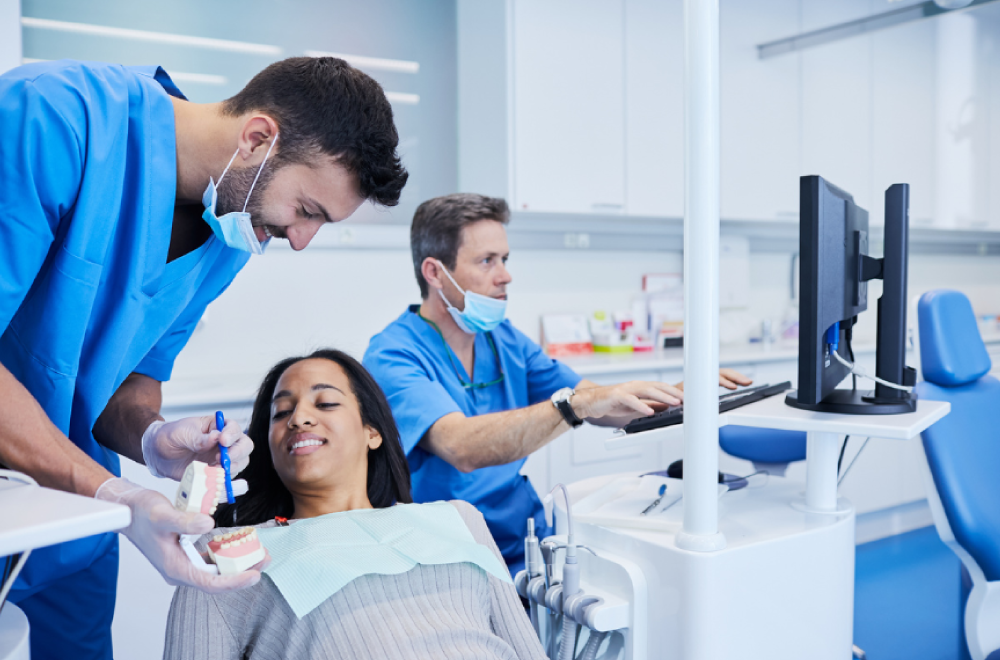 Un dentiste et son aide dentaire dans un cabinet