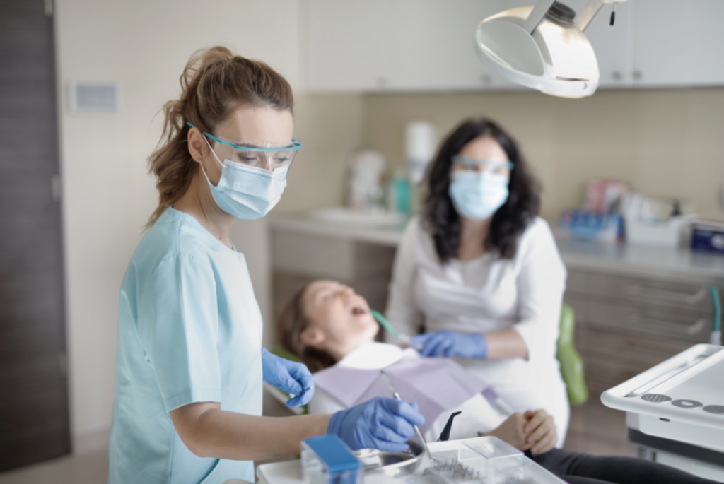 Dentiste qui travail avec son assistante dentaire